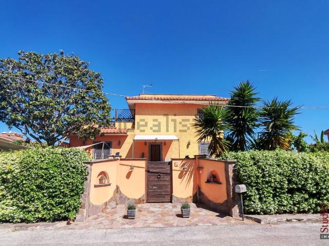 Case e ville in vendita di 350 m² in Via Preore, 5