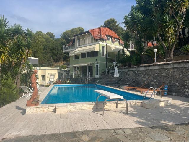 Case e ville in vendita di 350 m² in Via Privata Cazulini, 121