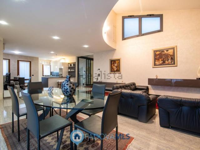 Case e ville in vendita di 350 m² in Via Roma