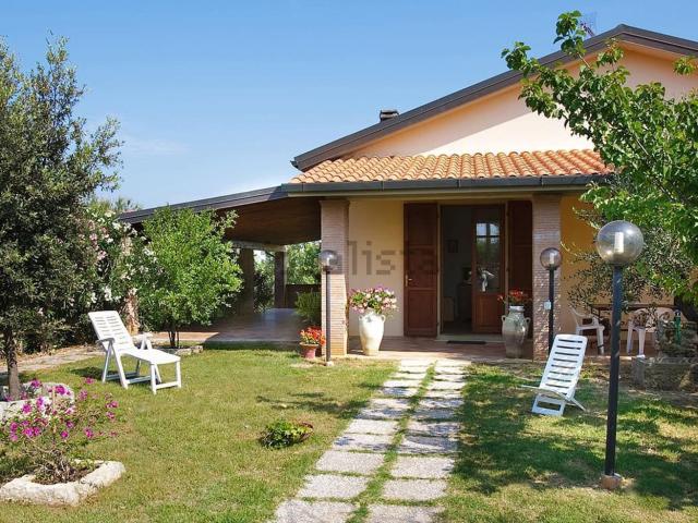 Case e ville in vendita di 350 m² in Via terra dei ceci