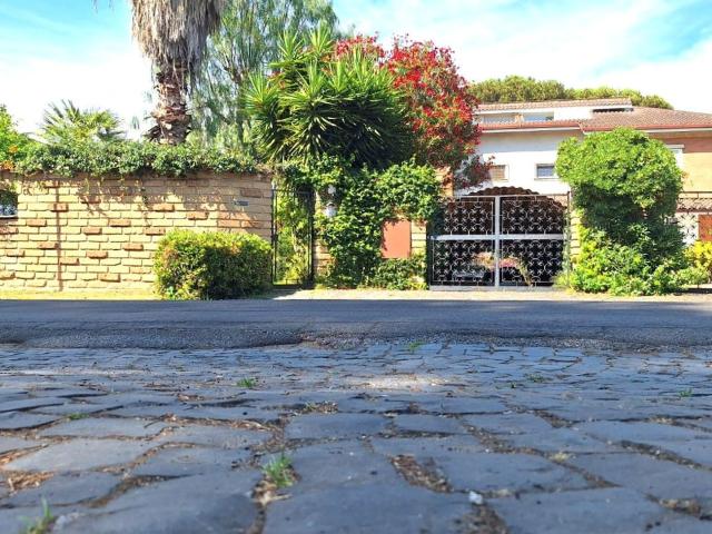 Case e ville in vendita di 350 m² in Via Tirteo
