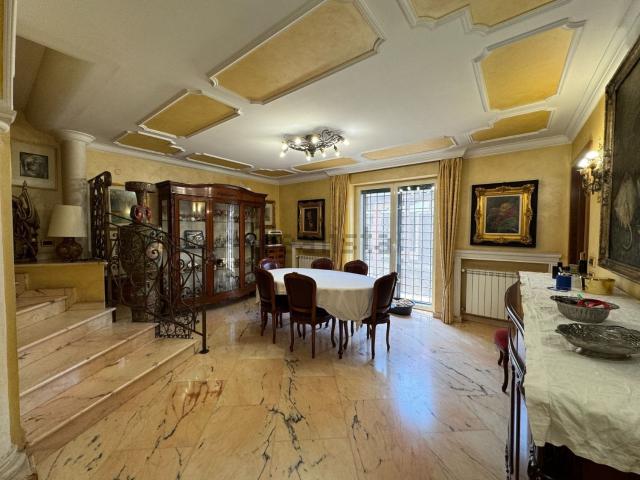 Case e ville in vendita di 350 m² in Via Tuscolana Vecchia, 105