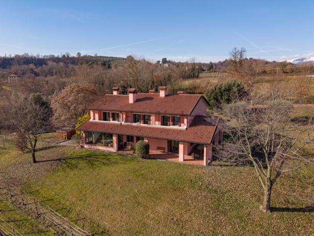 Case e ville in vendita di 350 m² in Via Val Longa