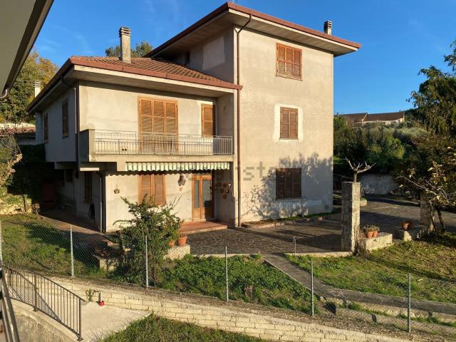 Case e ville in vendita di 350 m² in Via Valcomperta