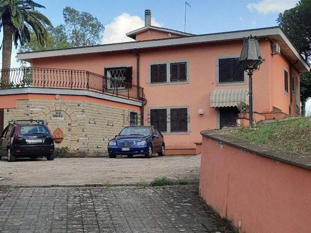 Case e ville in vendita di 350 m² in Via Valle della Storta