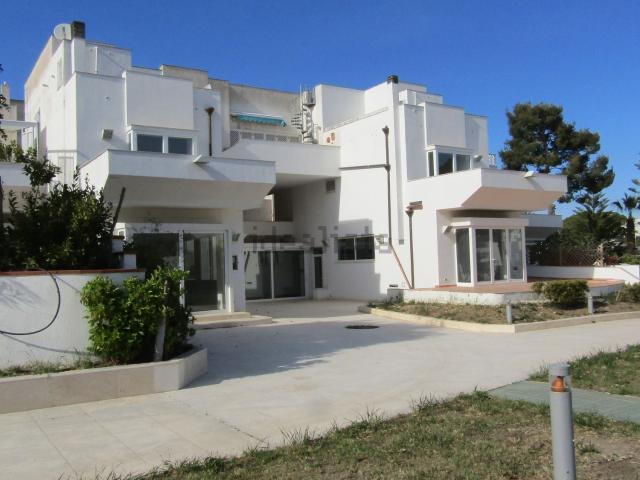 Case e ville in vendita di 350 m² in Via villaggio Fata Morgana