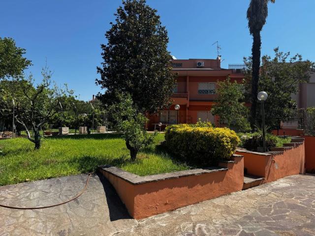 Case e ville in vendita di 350 m² in Via Zambana