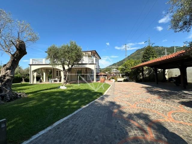 Case e ville in vendita di 350 m² in Viale XX Settembre, 108