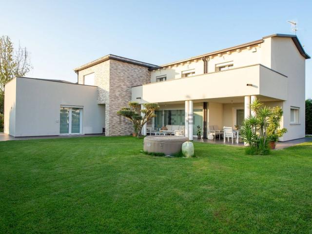 Case e ville in vendita di 350 m² in Viale Arno, 29
