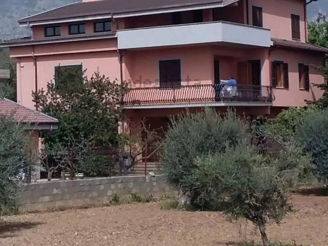 Case e ville in vendita di 350 m² in Contrada Galluccio, 21
