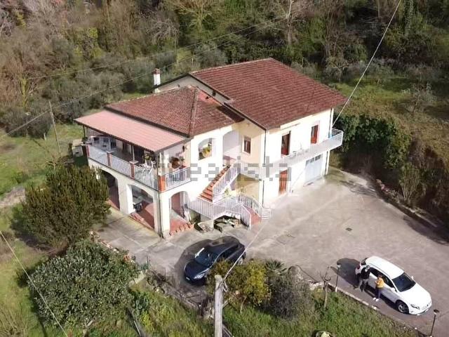 Case e ville in vendita di 350 m² in Contrada Ripazzecca