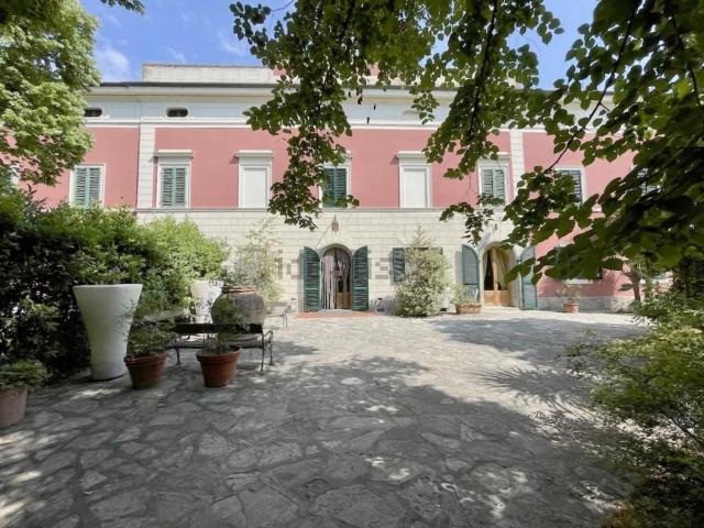 Case e ville in vendita di 350 m² in Piazza L. D&apos Appiano