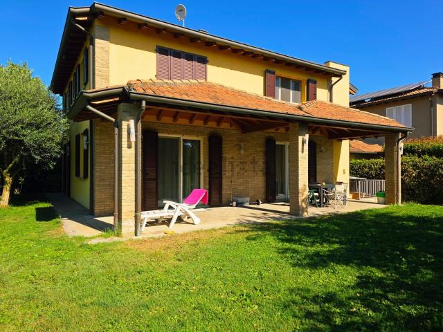 Case e ville in vendita di 350 m² in Strada Budellungo