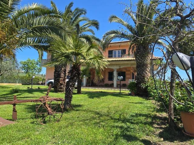 Case e ville in vendita di 350 m² in Strada Gaglierano, 65