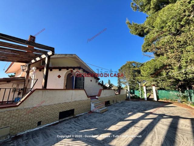 Case e ville in vendita di 350 m² in Strada Fraginesi Costamante