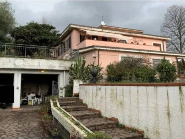 Case e ville in vendita di 351 m² in Via Montepertico, 112