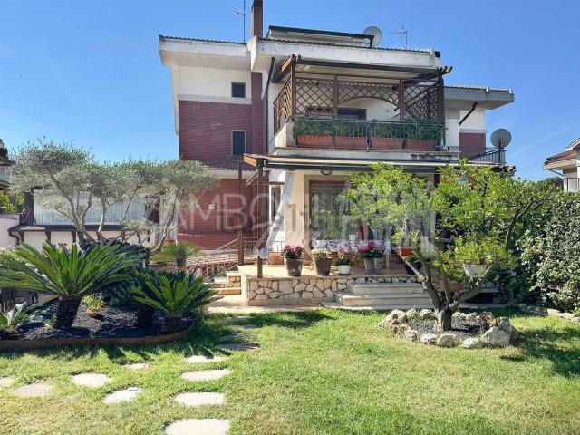 Case e ville in vendita di 352 m² in Via Tespi, 163