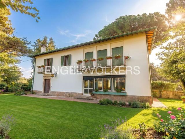 Case e ville in vendita di 353 m² in Via Campi d&apos Annibale