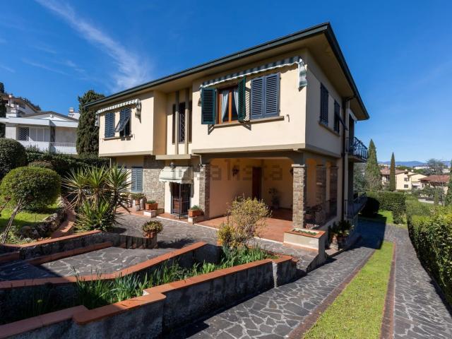 Case e ville in vendita di 353 m² in Via Gaetano Donizetti