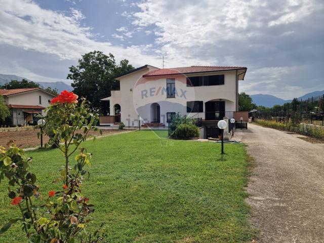 Case e ville in vendita di 353 m² in Via Fonte Sant&apos Angelo