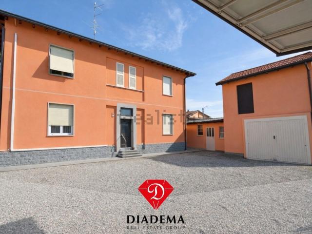 Case e ville in vendita di 353 m² in Via Foscolo Ugo, 2