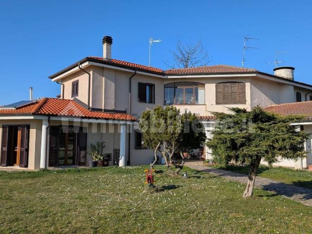 Case e ville in vendita di 353 m² in Via Molinara