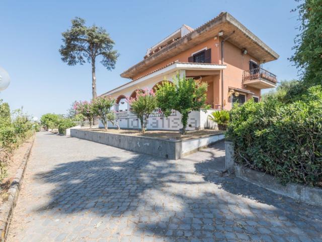 Case e ville in vendita di 353 m² in Via Nettunense