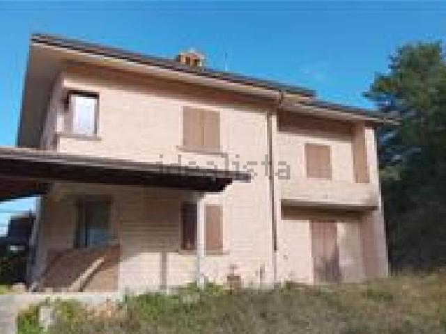 Case e ville in vendita di 354 m² in Via D&apos Urbania