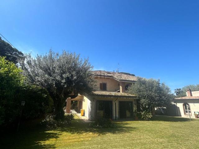 Case e ville in vendita di 354 m² in Via dei Gigli