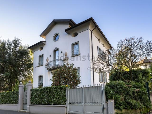 Case e ville in vendita di 355 m² in Via Milazzo, 40