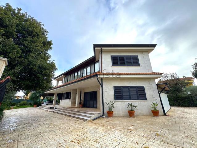 Case e ville in vendita di 355 m² in Viale dei Fiori