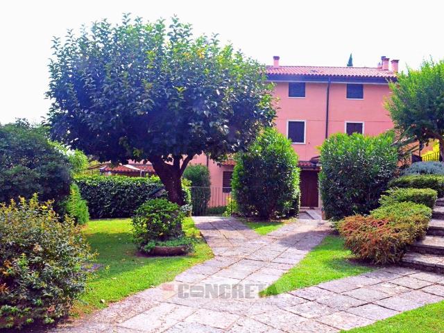 Case e ville in vendita di 355 m² in Strada per Montecchio, 8