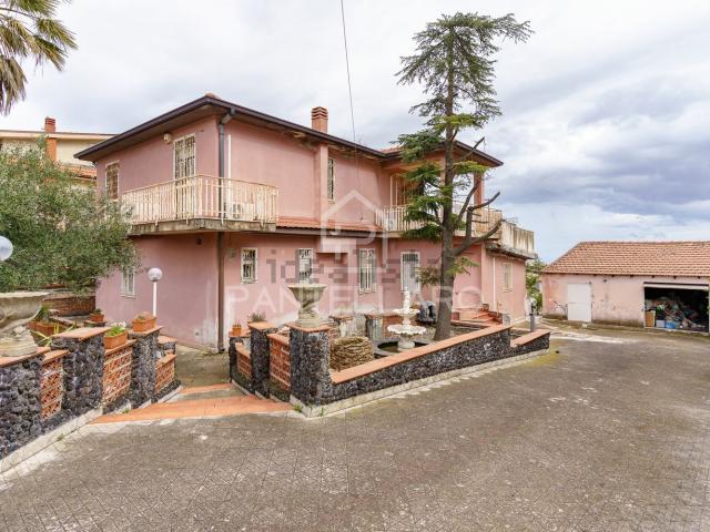 Case e ville in vendita di 356 m² in Via Francesca Bertini, 1