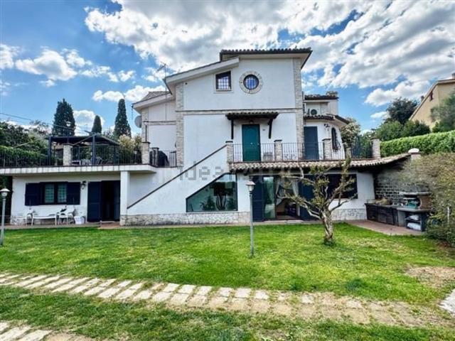Case e ville in vendita di 356 m² in Via Monte Caminetto