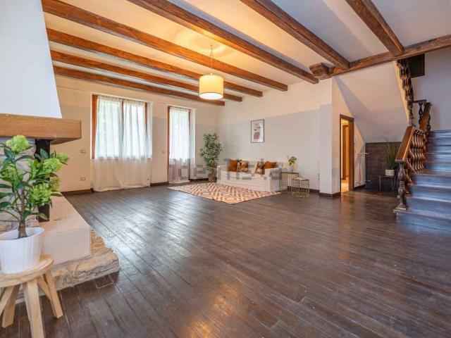 Case e ville in vendita di 356 m² in Via San Leo