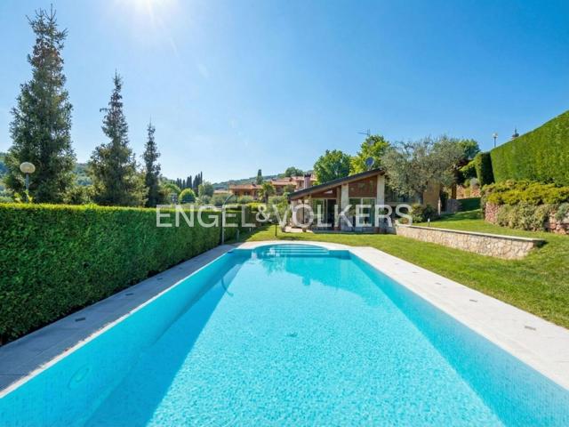 Case e ville in vendita di 356 m² in Via Vittorio Veneto