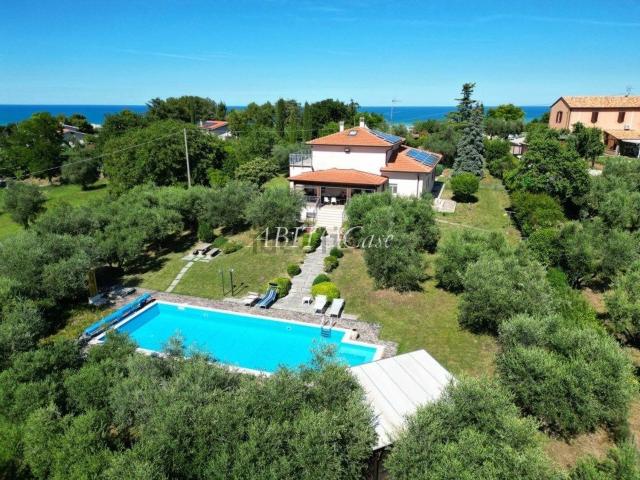 Case e ville in vendita di 356 m² in Strada Scapezzano Roncitelli