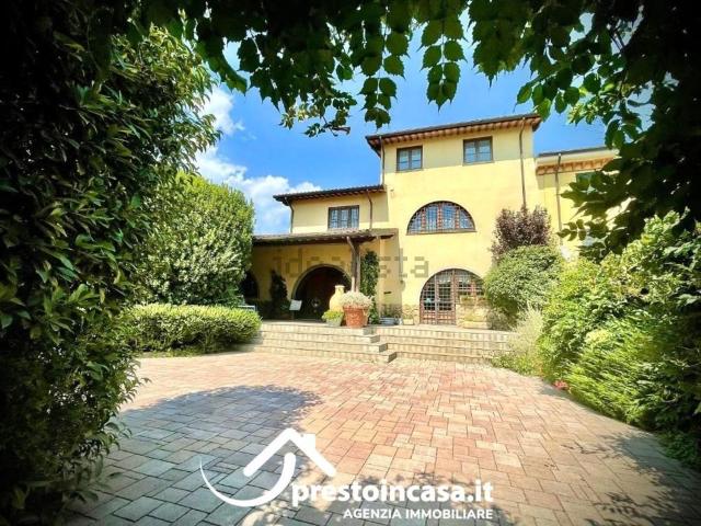 Case e ville in vendita di 357 m² in Via Giacomo Matteotti