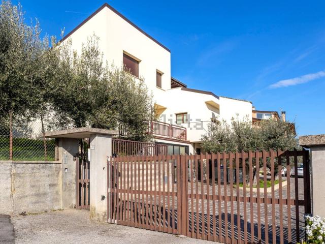 Case e ville in vendita di 357 m² in Via della Beata Colomba, 32
