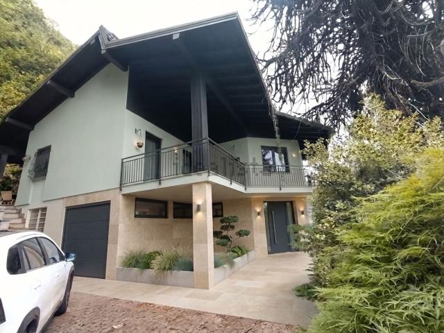 Case e ville in vendita di 357 m² in Via Monte Rosa