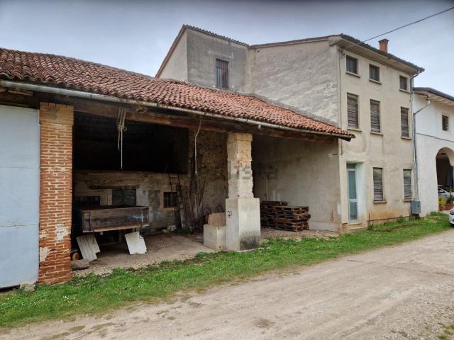 Case e ville in vendita di 358 m² in Via Monte Pasubio, 6