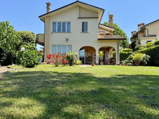 Case e ville in vendita di 358 m² in Via Valle della Noce, 25