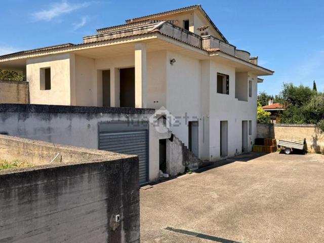 Case e ville in vendita di 359 m² in Via Specchia