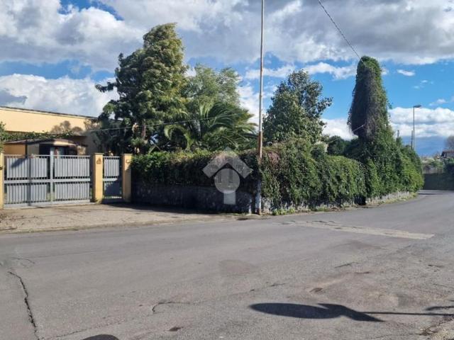 Case e ville in vendita di 359 m² in Via Petrone, 79
