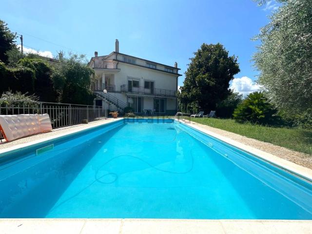 Case e ville in vendita di 360 m²