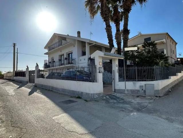Case e ville in vendita di 360 m² in Via Cavaleri Magazzeni