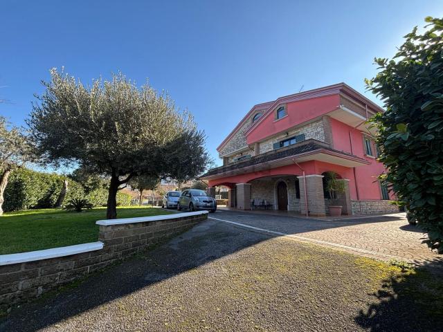 Case e ville in vendita di 360 m² in Via Circumvallazione Nord