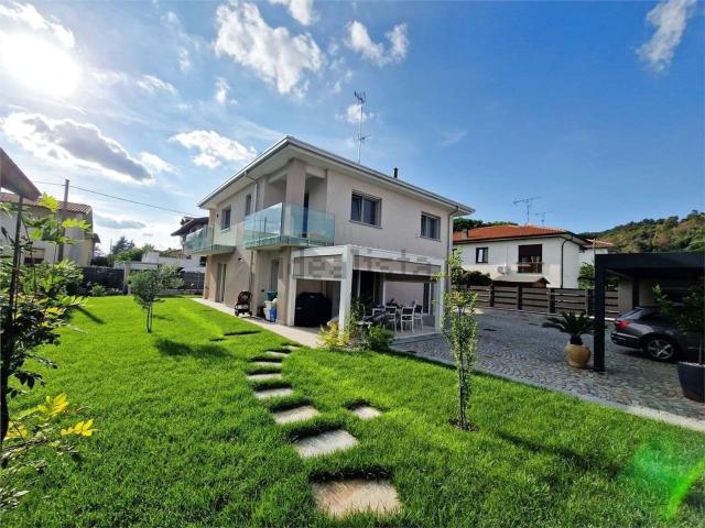 Case e ville in vendita di 360 m² in Via Amendola