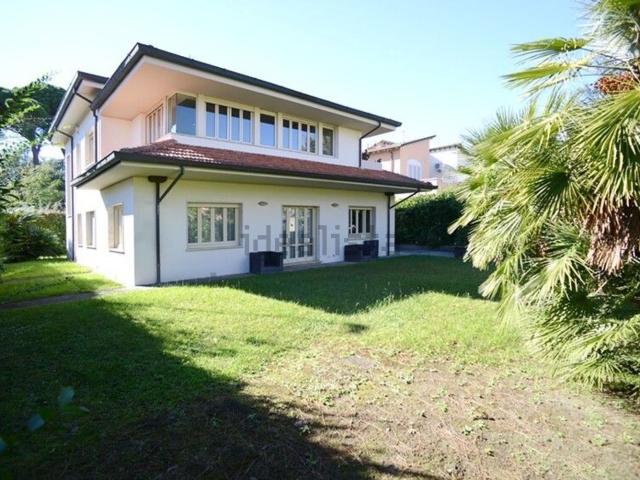 Case e ville in vendita di 360 m² in Via Antonio Fratti