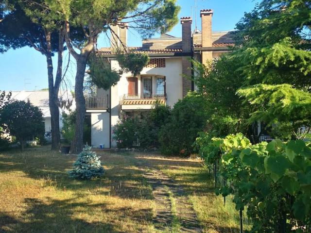 Case e ville in vendita di 360 m² in Via Aquileia 1° Vicolo